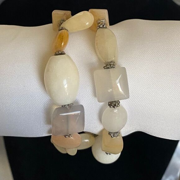 RR# Beautiful Polished Quartz w/ Silver Clasp Bracelet - Picture 2 of 7